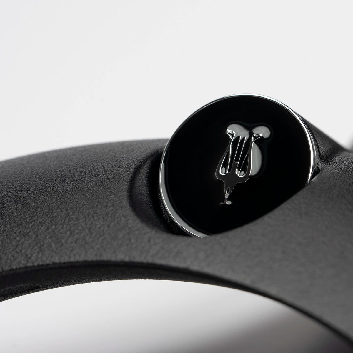 Meze Audio Manta Headphone Stand, close up of the base and its lyre badge