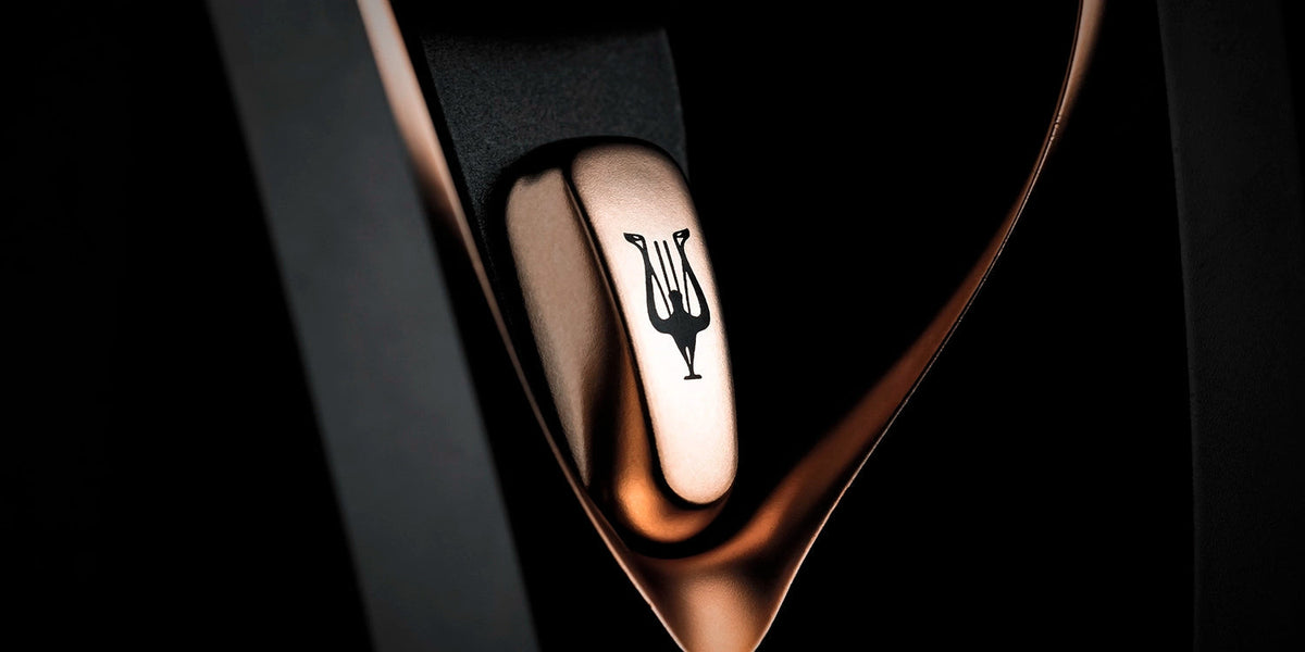 Meze Audio 109 PRO, close up of the yoke and its copper lyre badge