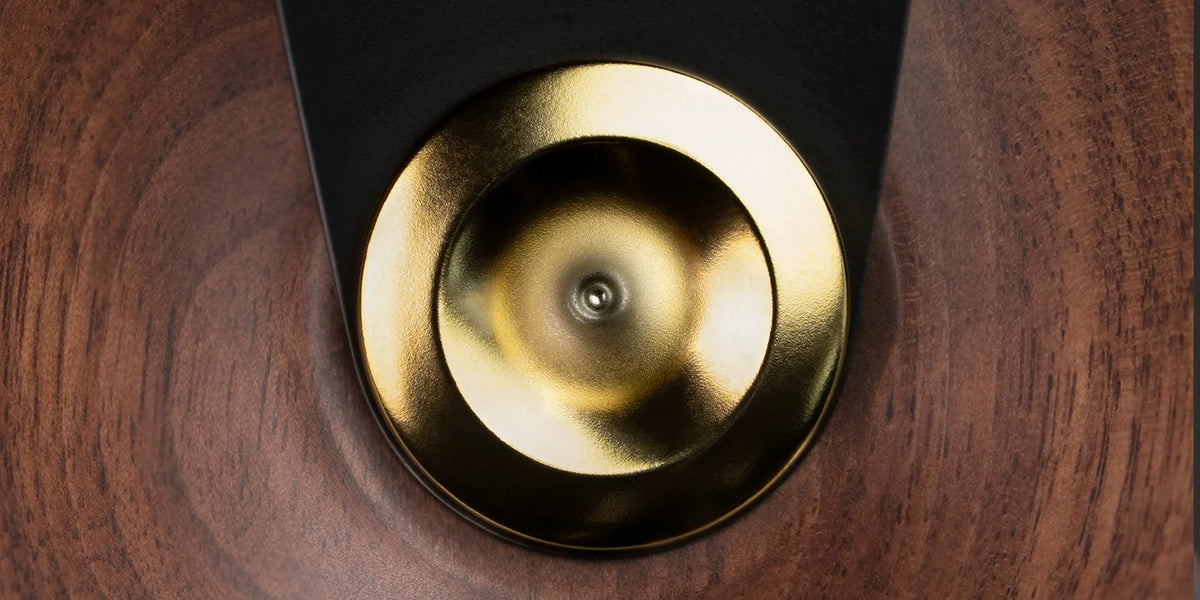 Meze Audio 99 CLASSICS (2nd Gen), close up of the walnut earcup and gold pivot