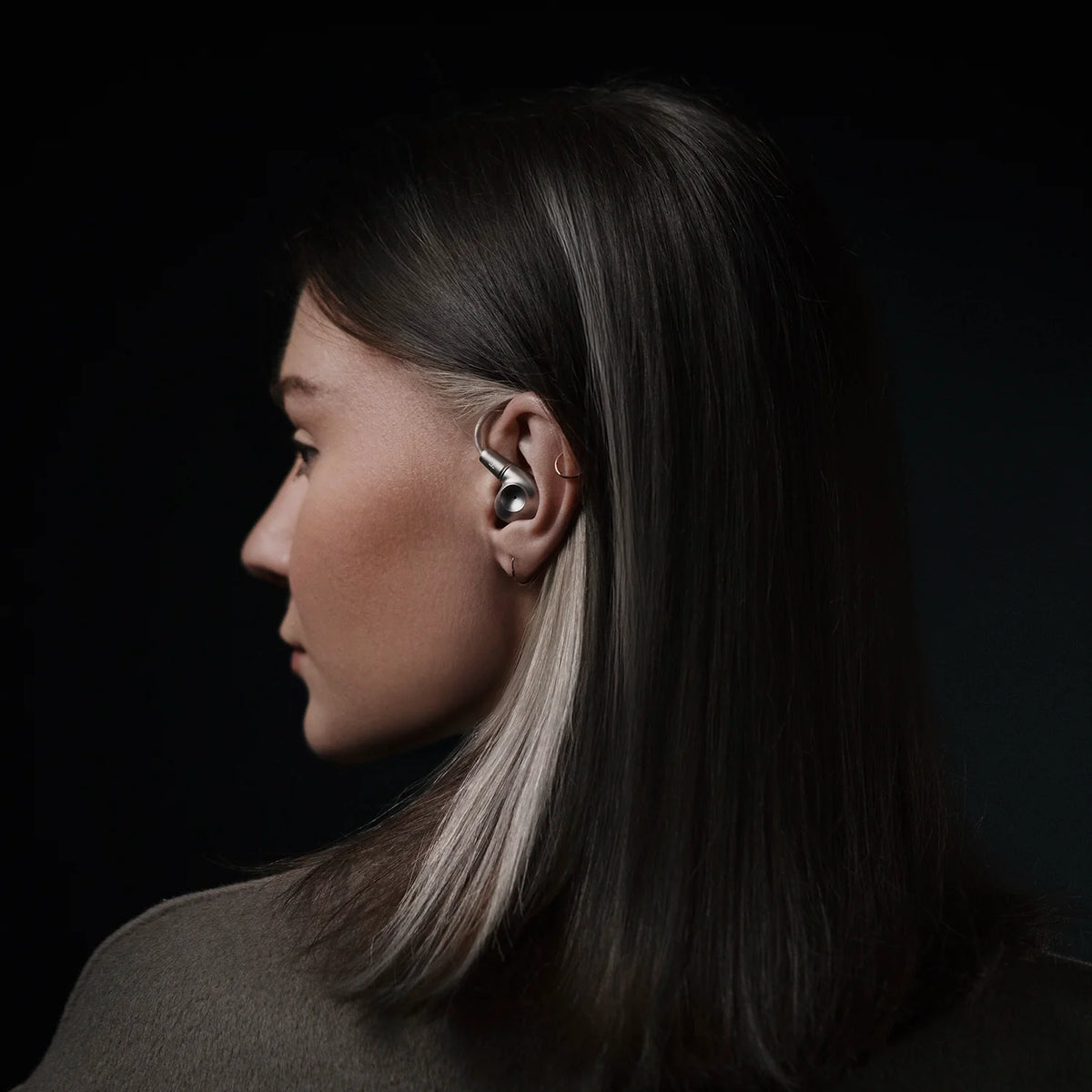 Meze Audio ASTRU, worn, in profile