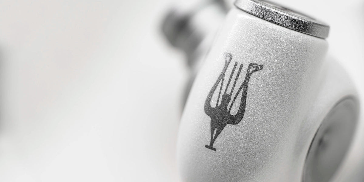 Meze Audio ALBA S, close up of the lyre on the shell