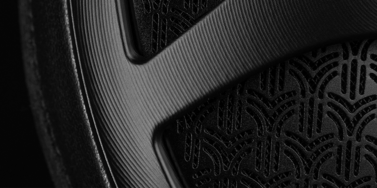Meze Audio EMPYREAN II, close up of the yoke arm across the earcup