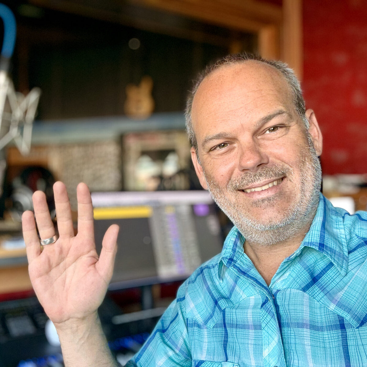 Jamey Warren waving hello in a recording studio