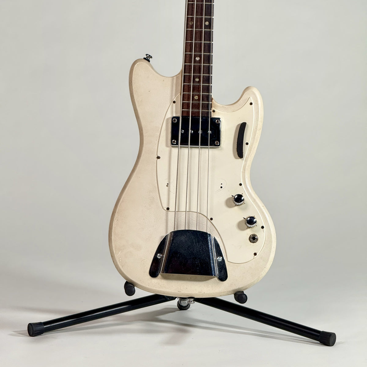 Used Kalamazoo bass in white, front of the body