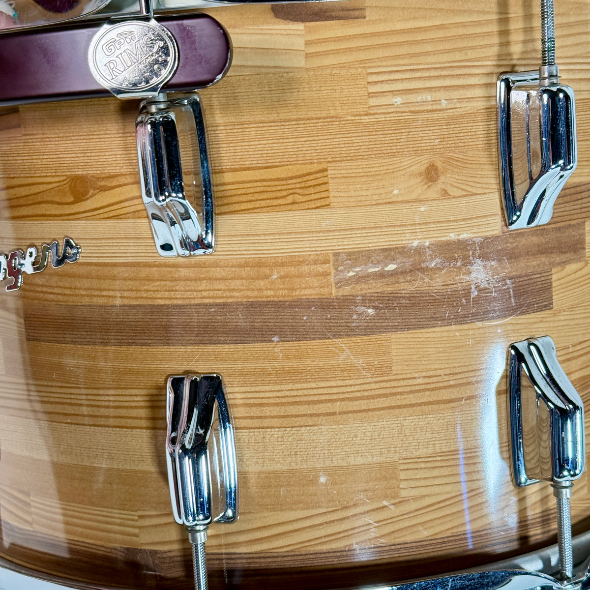 Used Rogers three-piece drum kit in natural, close up of the wrap near the tom mount