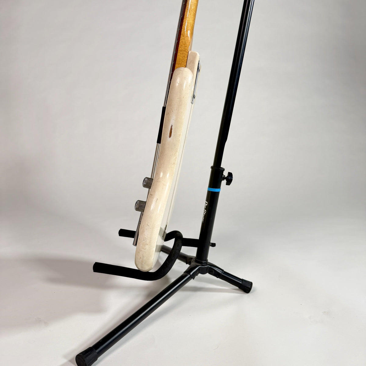 Used Kalamazoo bass in white, edge of the body from one side