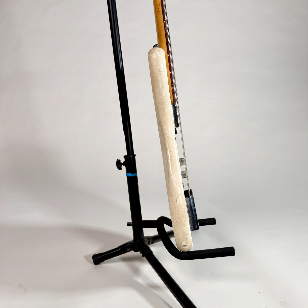 Used Kalamazoo bass in white, edge of the body from the other side